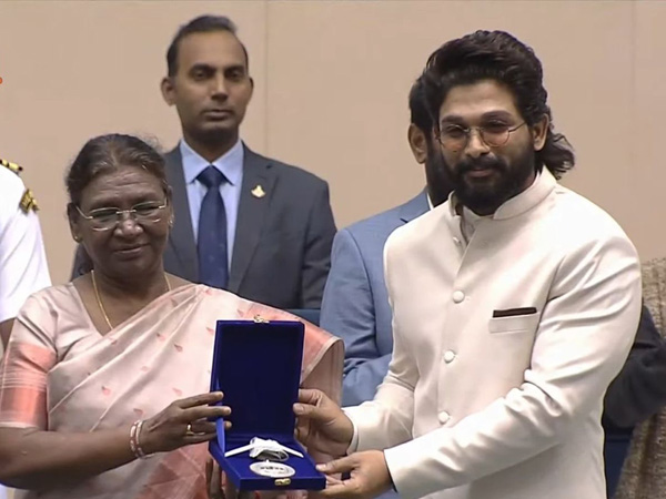Allu Arjun gets best actor awards from Droupadi Murmu 69th National Film Awards Presentation Ceremony