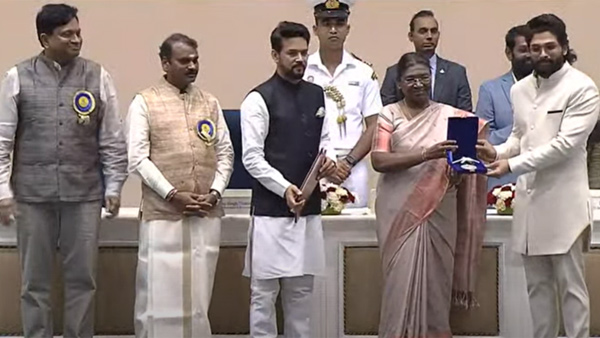 Allu Arjun gets best actor awards from Droupadi Murmu 69th National Film Awards Presentation Ceremony