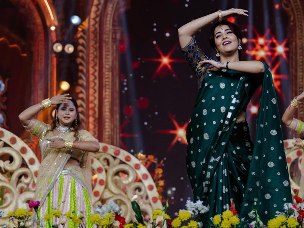 Tollywood Actress Anasuya Bharadwaj Recreates Mahanati Savitri Look Photos Goes Viral