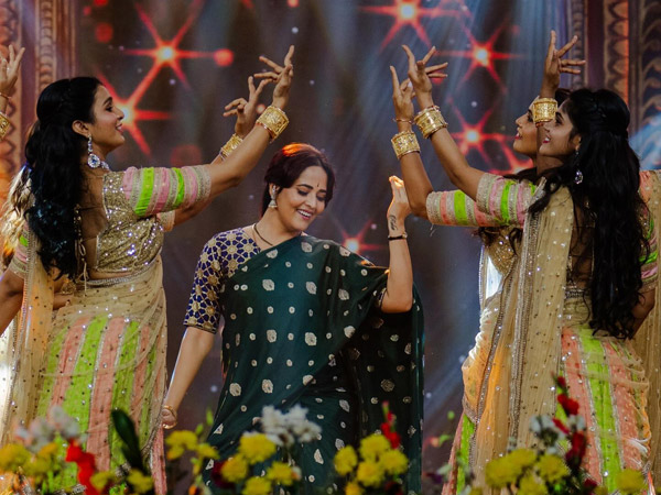 Tollywood Actress Anasuya Bharadwaj Recreates Mahanati Savitri Look Photos Goes Viral