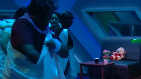 Shobha Shetty Thefts Teja Mobile Phone in Bigg Boss First Captaincy Task