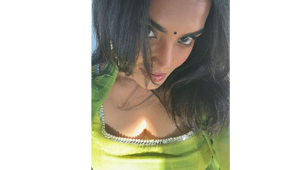 Bigg Boss Fame Sarayu Roy Fabulous Looking Selfie Viral