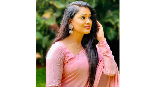 Karthika Deepam Serial Actress Keerthi Bhat Engamenet on Sridevi Drama Company Stage