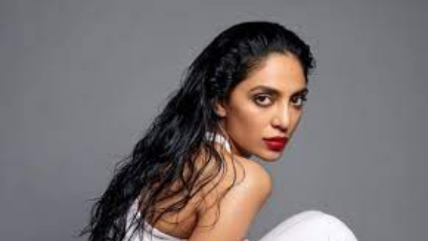 Tollywoood Heroine Sobita Dhulipala Good Looking Saree Photos Goes Viral