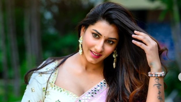 Anchor Vishnu Priya Latest Good Looking Saree Photos Goes Viral Anchor Vishnu Priya Latest Good Looking Saree Photos Goes Viral