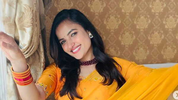 Siri Hanumanth will get double remuneration than Rashmi and Anasuya for anchoring Jabardasth show. Siri Hanumanth will get double remuneration than Rashmi and Anasuya for anchoring Jabardasth show.