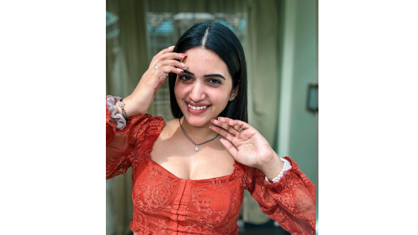 Anchor Sravanthi Chokarapu Fantastic Photos Viral In Social Media