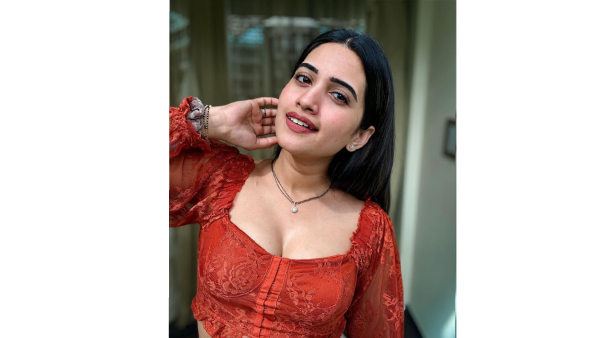 Anchor Sravanthi Chokarapu Fantastic Photos Viral In Social Media