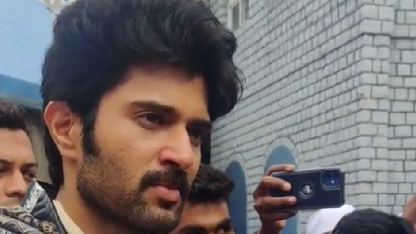 Vijay Deverakonda exercised vote in Telangana Elections 2023: Requeste Vote for Development 