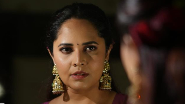 Jabardasth Anasuya Bharadwaj Mass Warning To Haters As New Year 2024 Enter Video Goes Viral