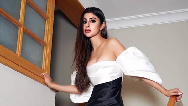 Nagini Serial Beauty Mouni Roy Stunning Bikini Look Photos Goes Viral 