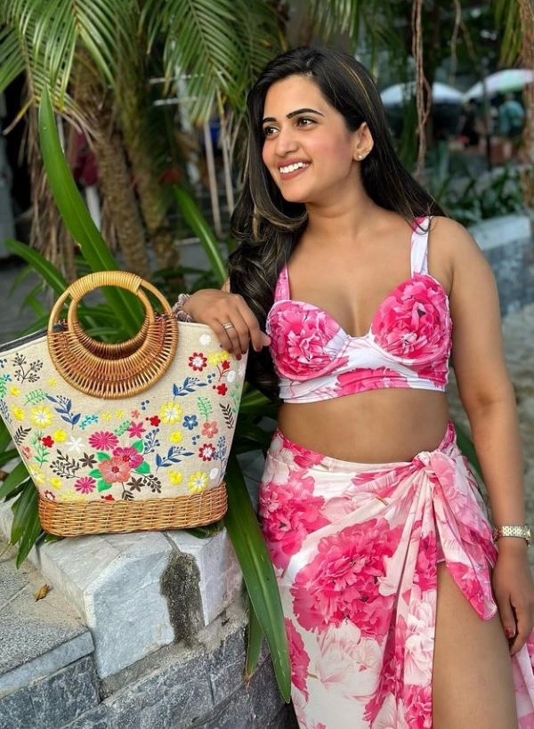 Anchor Sravanthi Chokarapu Looking Fantastic In Latest Photos