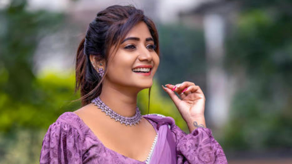 Bigg Boss Beauty Vasanthi Krishnan Engagement Photos Goes Viral 