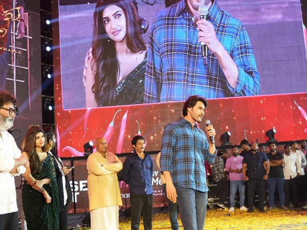 Stampede at Guntur Karam pre release event.. Fans and Police Was Injured