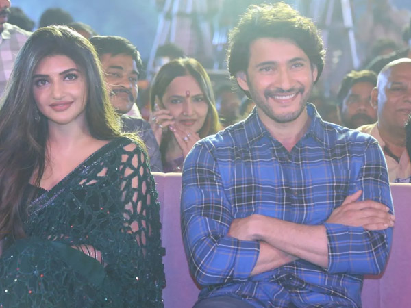 Stampede at Guntur Karam pre release event.. Fans and Police Was Injured