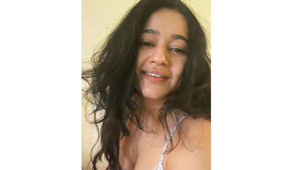  Senior Heroine Poonam Bajwa Beautiful Looking Photos Viral