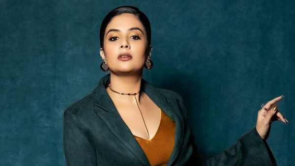 Anchor Sreemukhi Bold Comments on Actor Brahmaji in Comedy Stock Exchange Program 