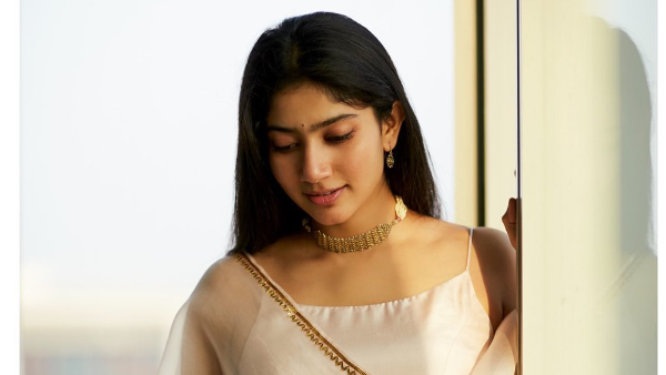 Heroine Sai Pallavi Bollywood Entry With Star Hero Aamir Khan Son Junaid Khan News Goes Viral