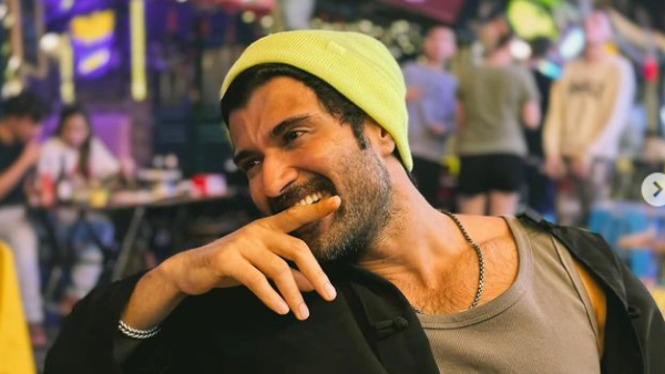 Rowdy Hero Vijay Devarakonda Shocking Reply to His Fan Girls Video Full Details Here Rowdy Hero Vijay Devarakonda Shocking Reply to His Fan Girls Video Full Details Here