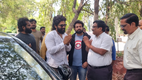Pushpa 2 Fame Allu Arjun visited Khairatabad RTA office for International Driving Licence