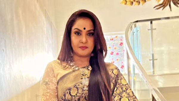 Tollywood Senior Actress Pragathi Stunning Look Photos Goes Viral Tollywood Senior Actress Pragathi Stunning Look Photos Goes Viral