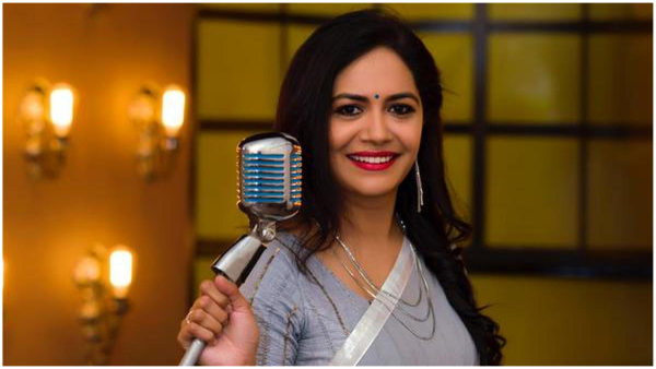 Fan Gives Shocks Singer Sunitha At Private Event Video Goes Viral