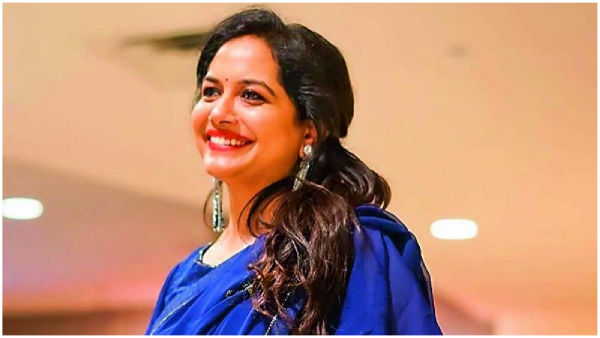 Fan Gives Shocks Singer Sunitha At Private Event Video Goes Viral