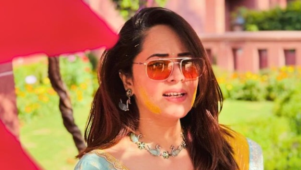 Is Jabardasth fame Anasuya Bharadwaj perfroms Puja with guidance of Venu Swamy