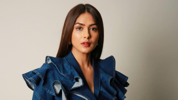 Do You know Mrunal Thakur gets Engagement Ring Guess who send the Gift to Sita Ramam Heroine