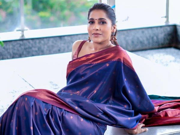 Anchor Rashmi Gautham looks stunning Black Saree Photoshoot goes trenidng on Instagram
