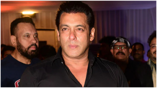 Two Unidentified persons open fires at Salman Khan Residence at Bandra Of Mumbai