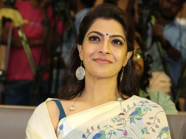 Varalaxmi Sarath Kumar SHocking Comments About Casting Cough Check Details