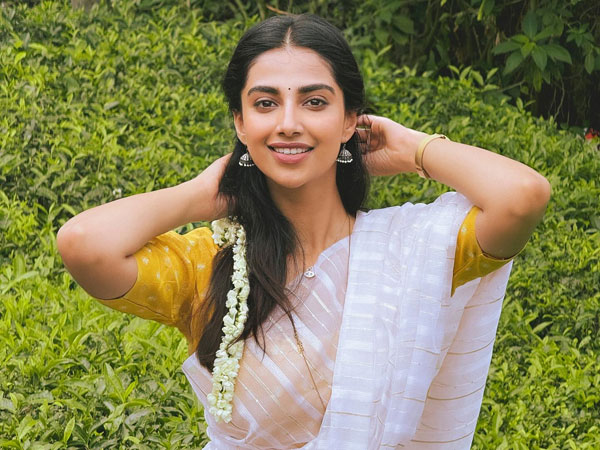 Tollywood Heroine Meenakshi chaudhary Beautiful Saree Look Photos Goes Viral