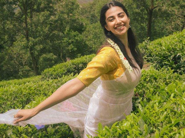 Tollywood Heroine Meenakshi chaudhary Beautiful Saree Look Photos Goes Viral