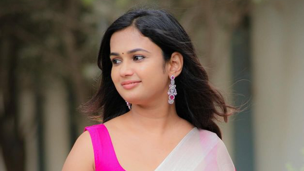 Bigg Boss Beauty Ariyana Glory Sizzles in Green Dress And Photos Goes Viral Bigg Boss Beauty Ariyana Glory Sizzles in Green Dress And Photos Goes Viral