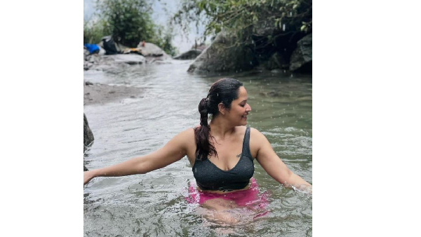 Pushpa 2 Actress Anasuya Bharadwaj Swimming Photos Goes Viral