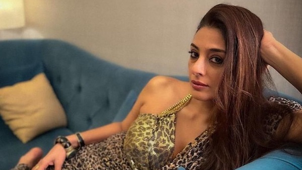 Bollywood heroine tabu raises the heat in her latest photoshoot photos viral in social media