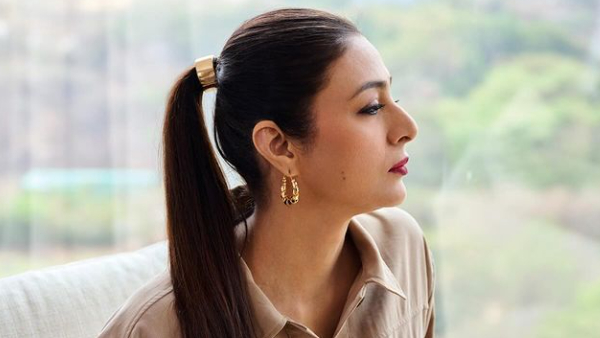 Bollywood heroine tabu raises the heat in her latest photoshoot photos viral in social media