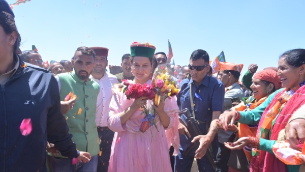 Prime Minister Narendra Modi softly Rejected Kangana Ranaut s Rose Flower presentation Netizen Trolls Heavily Prime Minister Narendra Modi softly Rejected Kangana Ranaut s Rose Flower presentation Netizen Trolls Heavily