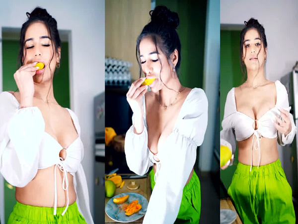 Bollywood hot beauty Poonam Pandey eating mangoes is really making fans go crazy