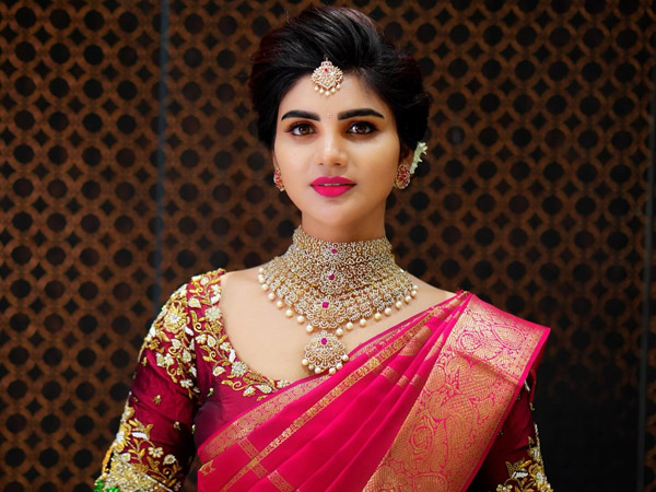 Jabardasth Lady Comedian varsha Beautiful Saree Look Photos Goes Viral