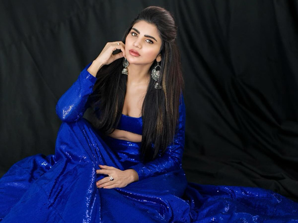 Jabardasth Lady Comedian varsha Beautiful Saree Look Photos Goes Viral