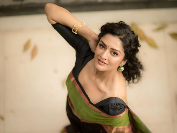 Telugu Heroine Vimala Raman Beautiful Glamour Show Photos Goes Viral