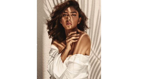 Family Star Fame Mrunal Thakur Latest Sizzling Pics Viral Family Star Fame Mrunal Thakur Latest Sizzling Pics Viral