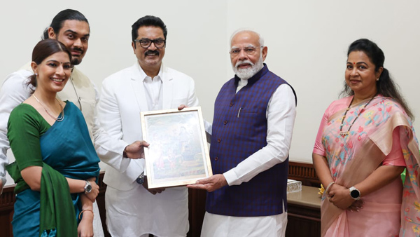 actress varalaxmi sarathkumar invited modi to her marriage