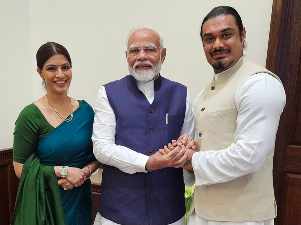 actress varalaxmi sarathkumar invited modi to her marriage