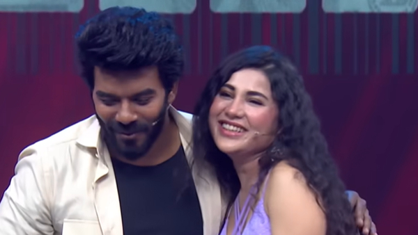 Sudigali Sudheer Funny Comments On Jabardasth Varsha in Sarkaar 4 Show