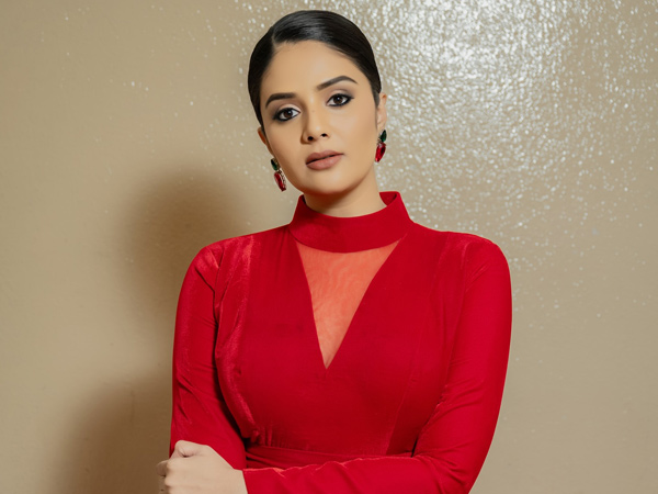 Prankster Kiran Macha Love Proposal To Anchor Sreemukhi In Kiraak Boys Khiladi Girls Show