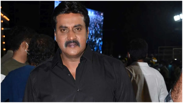 sunil praises mega power star ram charan in the presence of Chiranjeevi at magadheera audio launch sunil praises mega power star ram charan in the presence of Chiranjeevi at magadheera audio launch