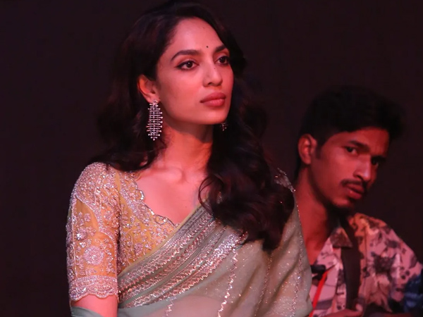 Sobhita Dhulipala makes head turns with Naga Chaitanya Special Chemistry in ANR National Award Ceremony Sobhita Dhulipala makes head turns with Naga Chaitanya Special Chemistry in ANR National Award Ceremony